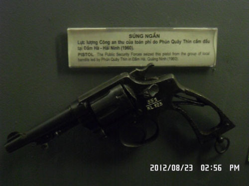 Súng ngắn do lực lượng công an thu được của bọn phỉ năm 1966. Súng ngắn do lực lượng công an thu được của bọn phỉ năm 1966.
