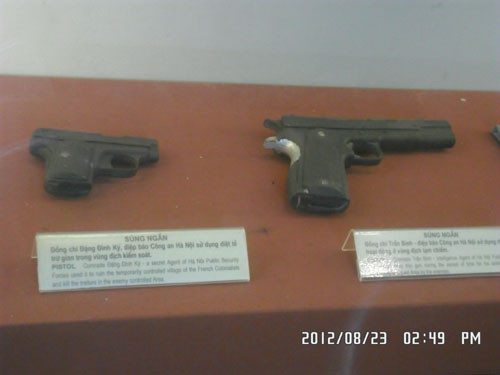 Súng ngắn do đồng chí Đặng Đình Kỳ và đồng chí Trần Bình điệp báo công an Hà Nội sử dụng diệt tề, trừ gian trong kháng chiến chống Pháp. Súng ngắn do đồng chí Đặng Đình Kỳ và đồng chí Trần Bình điệp báo công an Hà Nội sử dụng diệt tề, trừ gian trong kháng chiến chống Pháp.