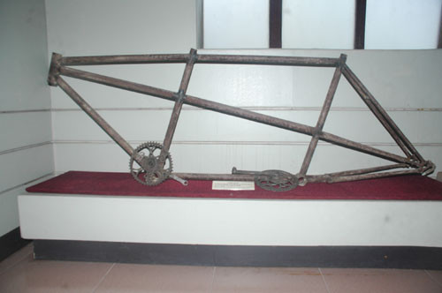 Khung xe đạp được lực lượng công an sử dụng làm một bộ phận máy phát điện phục vụ đồng chí Phạm Văn Đồng ở chiến khu Việt Bắc. Khung xe đạp được lực lượng công an sử dụng làm một bộ phận máy phát điện phục vụ đồng chí Phạm Văn Đồng ở chiến khu Việt Bắc.