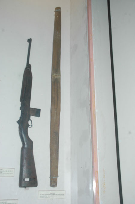 Súng và đòn gánh được trang bị cho lực lượng công an trong những năm 1946 – 1954. Súng và đòn gánh được trang bị cho lực lượng công an trong những năm 1946 – 1954.