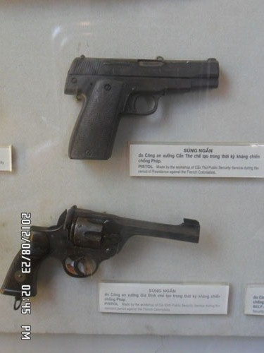 Súng ngắn tự tạo được trang bị cho công an Cần Thơ và công an Gia Định trong kháng chiến chống Pháp. Súng ngắn tự tạo được trang bị cho công an Cần Thơ và công an Gia Định trong kháng chiến chống Pháp.