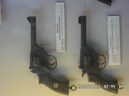 Súng coll và súng ngắn được trang bị cho công an Nam bộ. Súng coll và súng ngắn được trang bị cho công an Nam bộ.