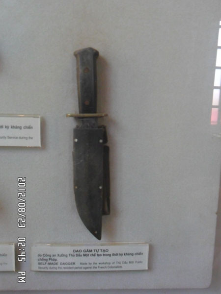 Dao găm do công an Thủ Dầu Một tự tạo trong kháng chiến chống Pháp. Dao găm do công an Thủ Dầu Một tự tạo trong kháng chiến chống Pháp.