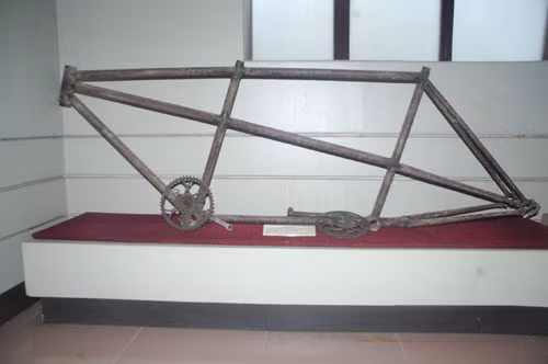 Khung xe đạp được lực lượng công an sử dụng làm một bộ phận máy phát điện phục vụ đồng chí Phạm Văn Đồng ở chiến khu Việt Bắc.