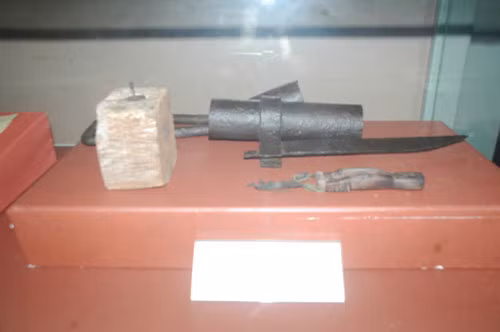 Súng ngựa trời, nỏ, bàn đạp lôi được cán bộ công an huyện Mỏ Cày sử dụng trong chiến dịch Đồng Khởi (1960).