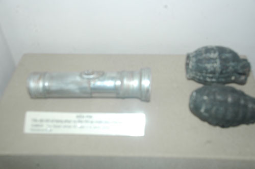 Đèn pin và lựu đạn. Đèn pin và lựu đạn.