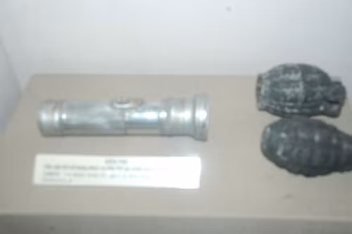 Đèn pin và lựu đạn.