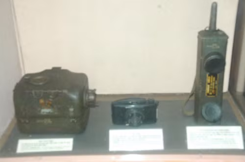 Máy phát điện, máy ảnh, máy thông tin được lực lượng cảnh sát thu được của Pháp và quân phản động.