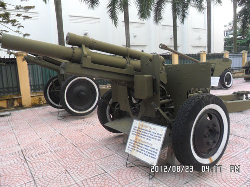 Pháo lựu 105mm, chiếc pháo này đã lập công trong chiến dịch Điện Biên phủ (1954). Pháo lựu 105mm, chiếc pháo này đã lập công trong chiến dịch Điện Biên phủ (1954).