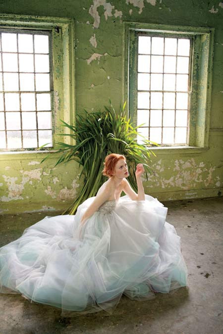 Chiếc váy cưới bằng ren trắng ngà với những họa tiết họa thủ công tinh tế, điểm nhấn pha lê tại eo và thân váy. Phần voan trắng ẩn hiện sắc xanh và hồng khiến ai cũng muốn ngắm nhìn mãi không thôi. Chiếc váy là một trong những tác phẩm đẹp nhất của nhà thiết kế Lazaro.