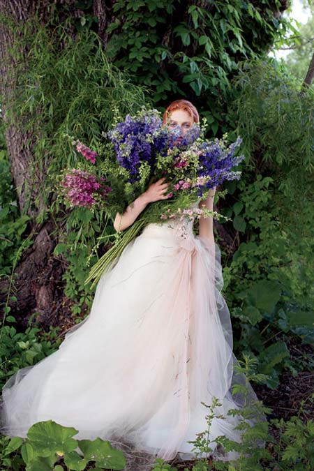 Những thiết kế của nhà tạo mẫu Caroline Herrera luôn thanh lịch và trang nhã. Chiếc váy cưới màu pastel với chất liệu mỏng nhẹ như tơ trời cũng không nằm ngoài quy luật đó. Chiếc váy phù hợp với những bữa tiệc cưới tổ chức ngoài trời, trong không gian rộng rãi, thoáng đãng.