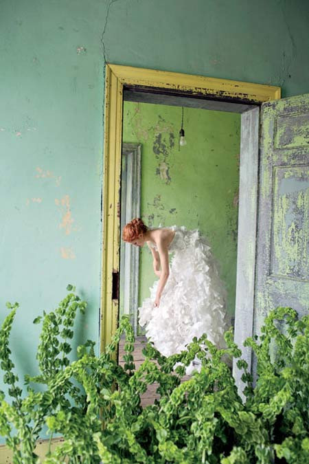 Chiếc váy cưới bằng lụa trắng tinh khôi với những họa tiết hoa như bông trắng từ đầu đến chân, hạ eo tự nhiên tạo nên hình ảnh nữ hoàng của buổi dạ tiệc.