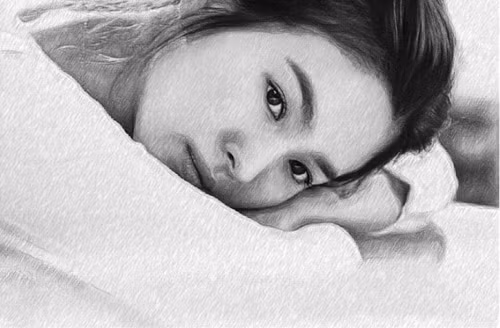 Song Hye Kyo như một nàng tiên đang ngả đầu trên bàn và đôi mắt đẹp nhìn xa xăm.