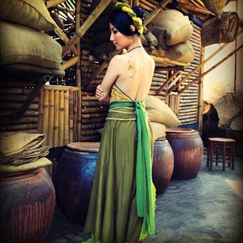 Diễm My 9x khoe nét xuân xanh bằng áo yếm,. Diễm My 9x khoe nét xuân xanh bằng áo yếm,.