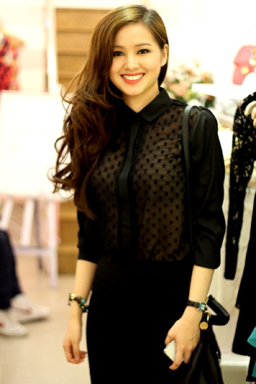 Cả bộ trang phục chỉ với gam màu đen duy nhất không hề làm Tâm Tít trở nên “tối” đi mà còn làm tôn lên làn da trắng và nụ cười rạng rỡ của cô. Cả bộ trang phục chỉ với gam màu đen duy nhất không hề làm Tâm Tít trở nên “tối” đi mà còn làm tôn lên làn da trắng và nụ cười rạng rỡ của cô.