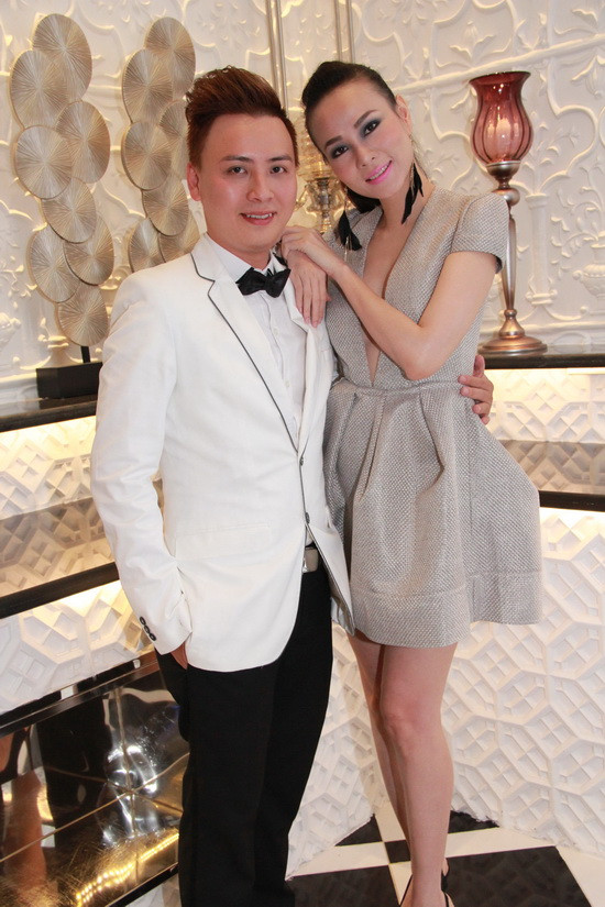 Dương Yến Ngọc đằm thắm và dịu dàng bên cạnh NTK Văn Thành Công.