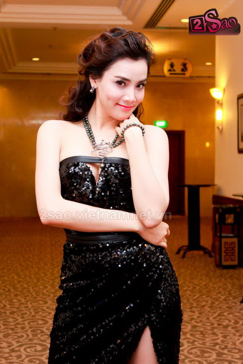 Trang Nhung diện váy xẻ cao