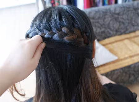 Cột lại cùng phần tóc buộc theo hình vẽ