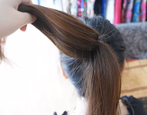 Chia phần tóc buộc làm 2