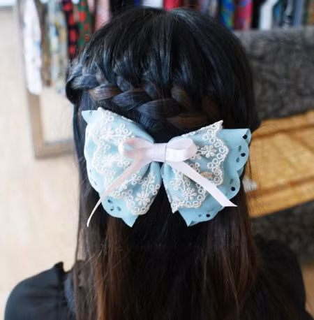 Nên cài nơ xinh cho tóc thêm điệu nhé