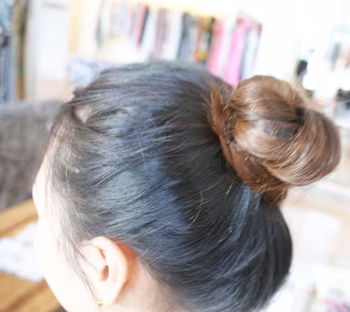 Dùng ghim kẹp tóc lại cho chắc