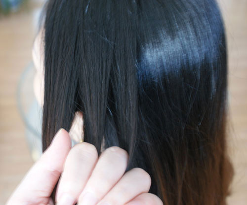 Kiểu 3: Chải tóc mượt mà, lấy một ít tóc mai chia thành 3 lọn nhỏ Kiểu 3: Chải tóc mượt mà, lấy một ít tóc mai chia thành 3 lọn nhỏ