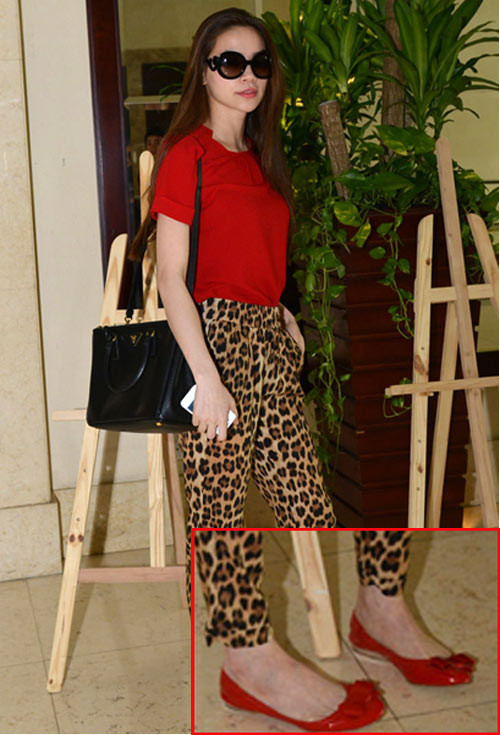 Hà Hồ rất thông minh khi biết cách lựa chọn những đôi giày tông xuyệt tông với quần áo. Hà Hồ rất thông minh khi biết cách lựa chọn những đôi giày tông xuyệt tông với quần áo.