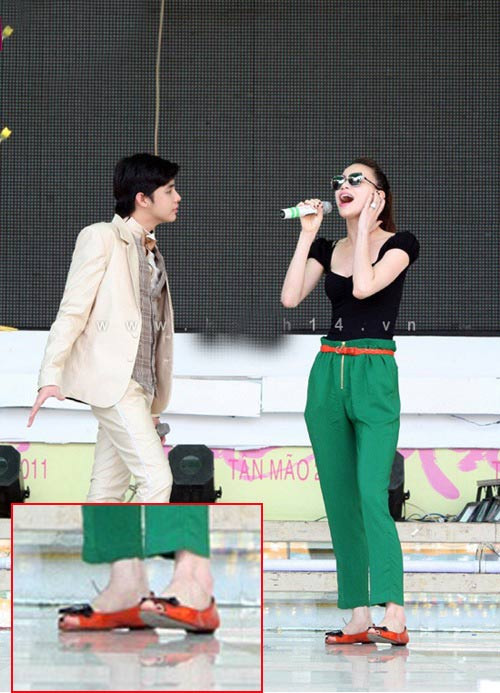 Sự kết hợp tông xuyệt tông giữa màu cam của đôi giày búp bê và thắt lưng đủ thấy sự tỉ mỉ của Hà Hồ trong việc lựa chọn phụ kiện cho bộ trang phục của mình. Sự kết hợp tông xuyệt tông giữa màu cam của đôi giày búp bê và thắt lưng đủ thấy sự tỉ mỉ của Hà Hồ trong việc lựa chọn phụ kiện cho bộ trang phục của mình.