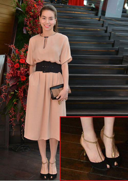 Với đôi chân nhỏ nhắn, cô rất thích hợp với kiểu giày buộc dây như thế này. Với đôi chân nhỏ nhắn, cô rất thích hợp với kiểu giày buộc dây như thế này.