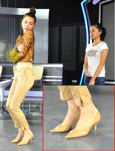 Hay giày mũi nhọn tăng thêm vẻ đẹp sexy cho Hà Hồ khi mặc chiếc quần côn ôm sát. Hay giày mũi nhọn tăng thêm vẻ đẹp sexy cho Hà Hồ khi mặc chiếc quần côn ôm sát.