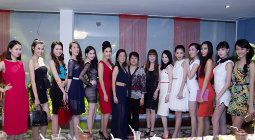 Khách mời chụp hình lưu niệm.