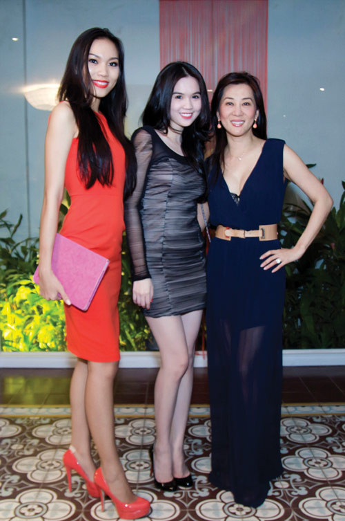 Ngọc Trinh, Diệu Huyền cùng MC Kỳ Duyên.