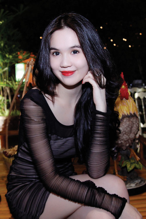 Ngọc Trinh tươi tắn, mái tóc để thẳng đơn giản.