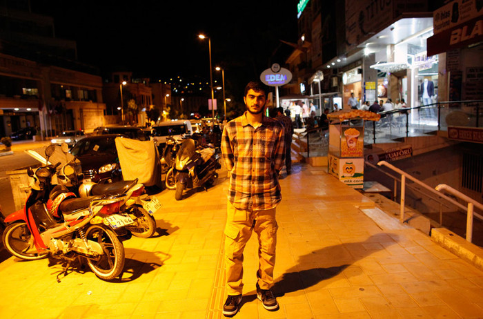 Mohammad Qadi Riha - một sinh viên người Anh gốc Syria trả lời phỏng vấn hãng Reuters ở Hatay hôm 16/7/2012. Mohammad Qadi Riha năm nay 23 tuổi, anh đã quyết định rời London quay về Syria và tham gia vào phong trào đấu tranh chống chính quyền Syria. Mohammad Qadi Riha - một sinh viên người Anh gốc Syria trả lời phỏng vấn hãng Reuters ở Hatay hôm 16/7/2012. Mohammad Qadi Riha năm nay 23 tuổi, anh đã quyết định rời London quay về Syria và tham gia vào phong trào đấu tranh chống chính quyền Syria.