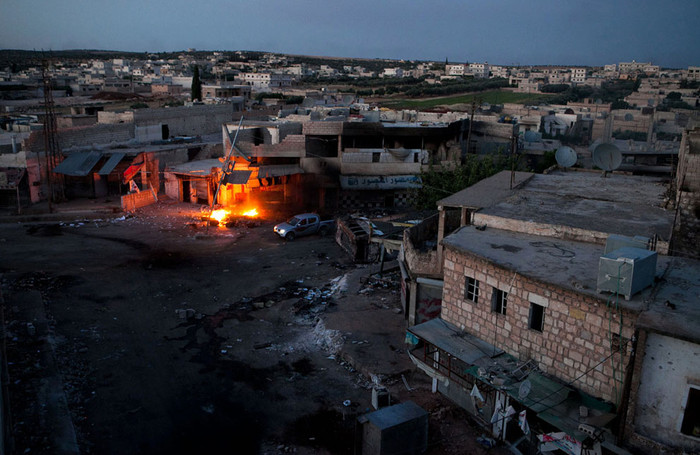 Một người đàn ông Syria quyết định đốt đồ đạc thuộc về gia đình ông ở thị trấn miền bắc Aleppo - Atareb hôm 2/7/2012 trước khi rời đi di tản lánh nạn. Một người đàn ông Syria quyết định đốt đồ đạc thuộc về gia đình ông ở thị trấn miền bắc Aleppo - Atareb hôm 2/7/2012 trước khi rời đi di tản lánh nạn.