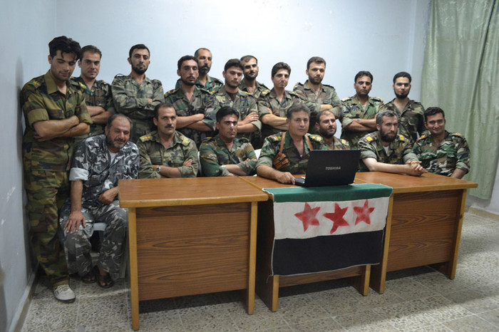 Những binh sỹ đào ngũ khỏi quân đội chính quyền Syria tập hợp tại Idlib, Syria ngày 28/7/2012 Những binh sỹ đào ngũ khỏi quân đội chính quyền Syria tập hợp tại Idlib, Syria ngày 28/7/2012