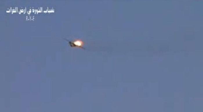Một chiếc máy bay của quân chính phủ Syria bị bắn cháy được chụp tại Deir el-Zour, Syria hôm 13/8/2012 Một chiếc máy bay của quân chính phủ Syria bị bắn cháy được chụp tại Deir el-Zour, Syria hôm 13/8/2012