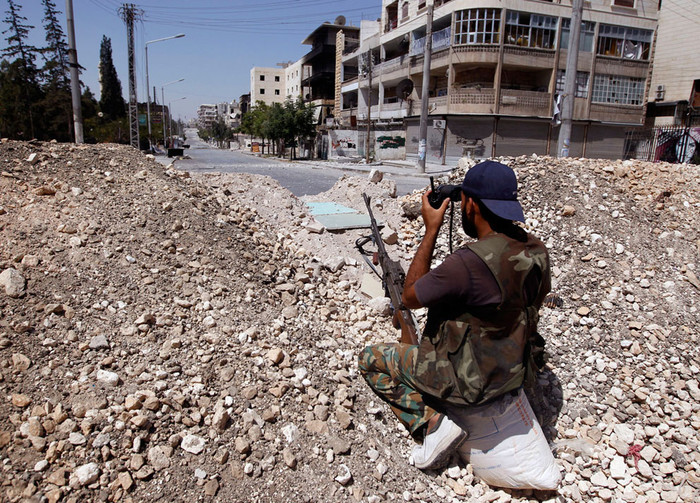 Một chiến binh nổi dậy đang sử dụng ống nhòm ở Aleppo hôm 13/8/2012 Một chiến binh nổi dậy đang sử dụng ống nhòm ở Aleppo hôm 13/8/2012