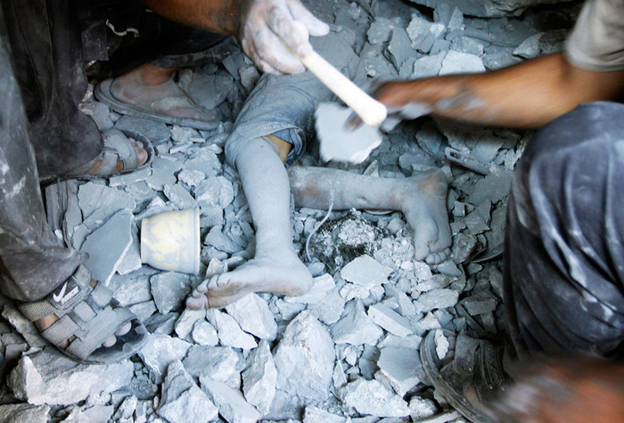 Thi thể của một cậu bé Syria thiệt mạng trong đợt oanh kích của Không quân chính phủ Syria nhằm vào làng Tel Rafat hôm 8/8 Thi thể của một cậu bé Syria thiệt mạng trong đợt oanh kích của Không quân chính phủ Syria nhằm vào làng Tel Rafat hôm 8/8