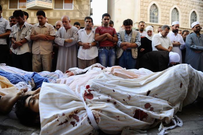 Thường dân Syria thiệt mạng được đưa ra phố deidet Artouz gần Damascus hôm 1/8/2012. Những người này thiệt mạng trong một cuộc tấn công của quân đội chính phủ Syria. Thường dân Syria thiệt mạng được đưa ra phố deidet Artouz gần Damascus hôm 1/8/2012. Những người này thiệt mạng trong một cuộc tấn công của quân đội chính phủ Syria.