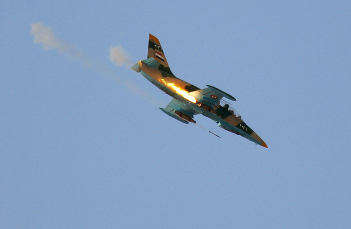 Ngày 9/8/2012, một chiếc tiêm kích của quân đội chính phủ Syria phóng tên lửa xuống làng Tel Rafat, phía Bắc Aleppo - nơi họ phát hiện có hoạt động vũ trang của lực lượng nổi dậy. Ngày 9/8/2012, một chiếc tiêm kích của quân đội chính phủ Syria phóng tên lửa xuống làng Tel Rafat, phía Bắc Aleppo - nơi họ phát hiện có hoạt động vũ trang của lực lượng nổi dậy.