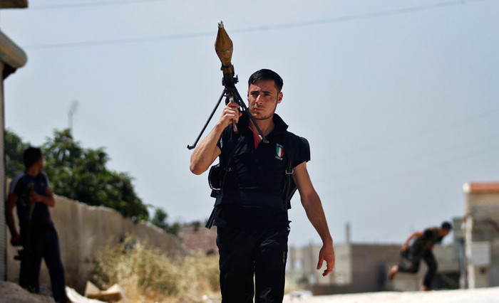 Một chiến binh thuộc Quân đội Syria Tự Do đang vác trên vai một khẩu súng chống tăng trong một trận giao tranh với quân chính phủ ở Idlib ngày 15/6/2012. Một chiến binh thuộc Quân đội Syria Tự Do đang vác trên vai một khẩu súng chống tăng trong một trận giao tranh với quân chính phủ ở Idlib ngày 15/6/2012.