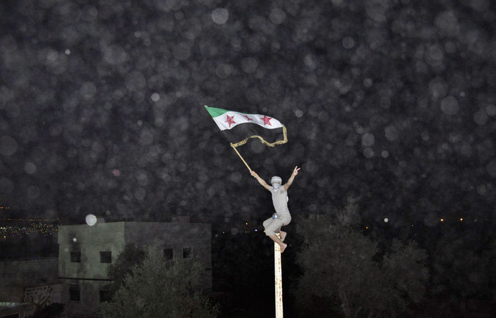 Một người biểu tình chống chính quyền Syria ở Damascus đang vẫy cờ ở Damascus hôm 2/7/2012. Một người biểu tình chống chính quyền Syria ở Damascus đang vẫy cờ ở Damascus hôm 2/7/2012.