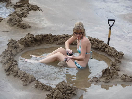 Đến với vùng biển cách thành phố Auckland khoảng 175km, bạn sẽ được thả sức thư giãn, khách du lịch thường tự đào những chiếc hố nông trên bờ cát, vùi mình vào đó để được bao bọc trong dòng nước nóng lên đến 64 độ C. Đến với vùng biển cách thành phố Auckland khoảng 175km, bạn sẽ được thả sức thư giãn, khách du lịch thường tự đào những chiếc hố nông trên bờ cát, vùi mình vào đó để được bao bọc trong dòng nước nóng lên đến 64 độ C.