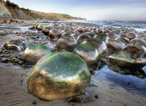 Bãi biển bowling (Mỹ): Bãi biển này bao quanh một thị trấn nhỏ mang tên Mendocino (California, Mỹ), với hàng ngàn tảng đá đồng nhất về kích thước và cùng mang một hình dáng tương tự nhau, mặc dù, cũng như ghềnh đá đĩa của Việt Nam, chẳng hề có bắt cứ một sự sắp đặt nào từ bàn tay con người. Những viên đá xếp cạnh nhau tựa như một đội quân hung dũng. Bãi biển bowling (Mỹ): Bãi biển này bao quanh một thị trấn nhỏ mang tên Mendocino (California, Mỹ), với hàng ngàn tảng đá đồng nhất về kích thước và cùng mang một hình dáng tương tự nhau, mặc dù, cũng như ghềnh đá đĩa của Việt Nam, chẳng hề có bắt cứ một sự sắp đặt nào từ bàn tay con người. Những viên đá xếp cạnh nhau tựa như một đội quân hung dũng.