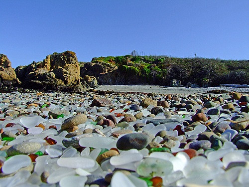 Bãi biển thủy tinh (California, Mỹ):Đúng như tên gọi nổi tiếng của mình, Glass Beach thuộc vùng tiểu bang Califonia xứng đáng là một bãi biển có 1-0-2 trên thế giới với những mẩu thủy tinh đủ mọi hình dáng, kích cỡ, màu sắc thi nhau tỏa sáng dưới ánh nắng mặt trời tựa như những viên ngọc quý. Bãi biển thủy tinh (California, Mỹ):Đúng như tên gọi nổi tiếng của mình, Glass Beach thuộc vùng tiểu bang Califonia xứng đáng là một bãi biển có 1-0-2 trên thế giới với những mẩu thủy tinh đủ mọi hình dáng, kích cỡ, màu sắc thi nhau tỏa sáng dưới ánh nắng mặt trời tựa như những viên ngọc quý.