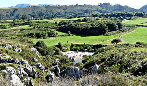 Đây là một vùng đất thuộc bờ biển phía Bắc Tây Ban Nha. Biển Gulpiyuri được tạo nên bởi hàng loạt các hang động ngầm nơi đây, chỉ dài chưa đầy 40m với bãi cát vàng lấp lánh. Bãi biển này còn đặc biệt ở chỗ, làn nước xanh mát của biển xuất hiện và biến mất cùng với sự lên xuống của thủy triều. Đây là một vùng đất thuộc bờ biển phía Bắc Tây Ban Nha. Biển Gulpiyuri được tạo nên bởi hàng loạt các hang động ngầm nơi đây, chỉ dài chưa đầy 40m với bãi cát vàng lấp lánh. Bãi biển này còn đặc biệt ở chỗ, làn nước xanh mát của biển xuất hiện và biến mất cùng với sự lên xuống của thủy triều.