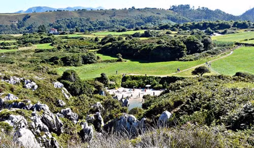 Đây là một vùng đất thuộc bờ biển phía Bắc Tây Ban Nha. Biển Gulpiyuri được tạo nên bởi hàng loạt các hang động ngầm nơi đây, chỉ dài chưa đầy 40m với bãi cát vàng lấp lánh. Bãi biển này còn đặc biệt ở chỗ, làn nước xanh mát của biển xuất hiện và biến mất cùng với sự lên xuống của thủy triều.