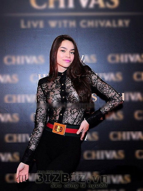 Hồ Hà cũng rất đứng đắn khi diện chiếc áo lưới này. Hồ Hà cũng rất đứng đắn khi diện chiếc áo lưới này.