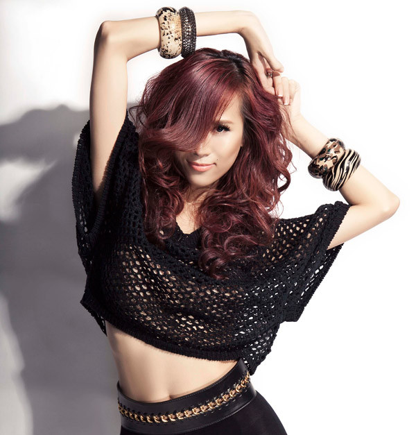 Thái Hà gợi cảm với áo lưới kiểu dáng crop top. Thái Hà gợi cảm với áo lưới kiểu dáng crop top.